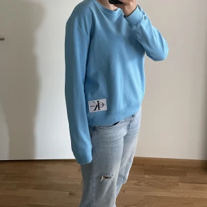 Calvin Klein sweater - Ljusblå sweatshirt från Calvin Klein, näst intill oanvänd och har inga tecken på tidigare använding. Den är i strl L och sitter som på bilden på mig som är 166🩵Köpt för ca 1200kr!