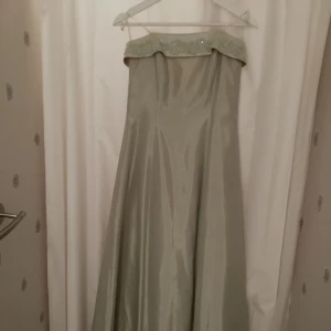 balklänning - simpel dock vacker sagegrön balklänning med fina detaljer! endast använd en gång som man ser på sista bilden!