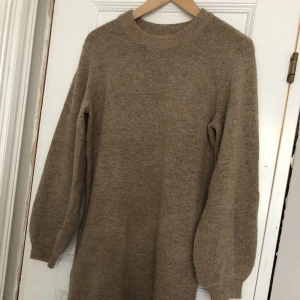 Objekt, stickad klänning M - Stickad klänning från Object, strl M. Jättemjuk varm o skön.