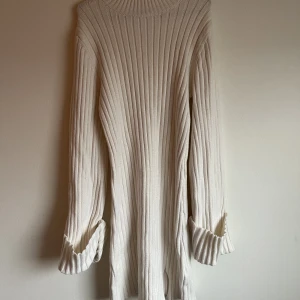 Stickad miniklänning med liten slits  - Superfin stickad kort klänning, har turtleneck och liten slits på ena sidan.  Storlek M, endast testad. 