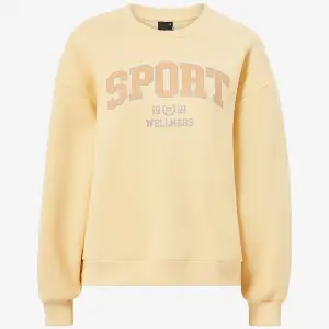 Snygg sweatshirt med tryck från Gina tricot, säljer på grund utav att jag vuxit ur den❤️
