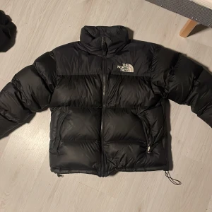 North face retro nuptse jacka M - välanvänd och felfri, nypris 3000kr perfekt för vinter 