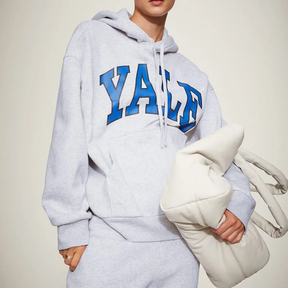 Snygg Yale hoodie i bra skick❤️ Köpt för 299kr🫶🏻. Hoodies.
