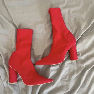 Röda klackskor  - Klackskor ifrån Nelly  Använt en gånger Storlek 38❤️❤️