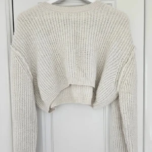 Stickad tröja - Stickad tröja från chiquelle i nyskick! Använd max 3 gånger. Köpt för ca 400 kr❤️ one size men sitter som en S