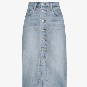 Vadlång pennkjol i jeans.  Brand: LEVI'S   Size: 26