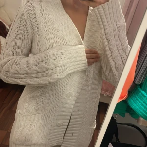 Stickad kofta  - Stickad mysig kofta i storlek s 