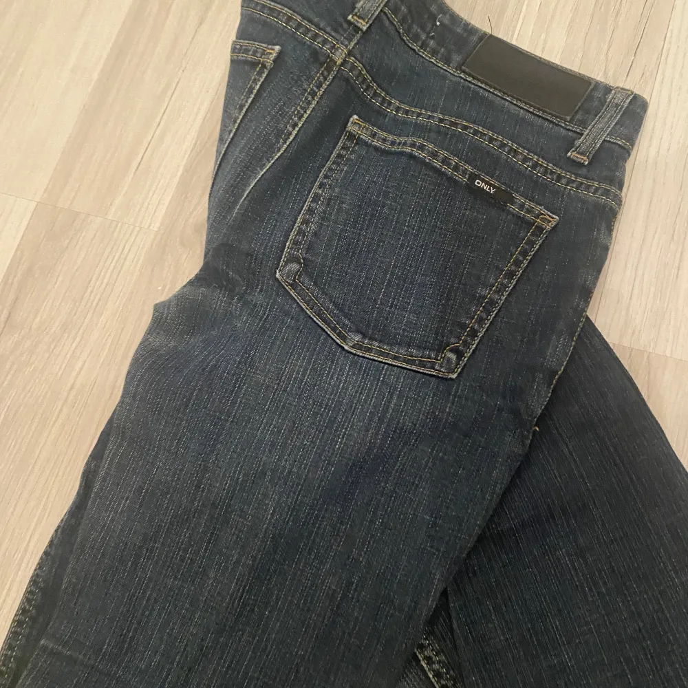Säljer ett par oanvända lågmidjade jeans i storlek W 28 L 34. Jeans & Byxor.