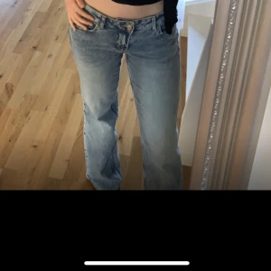 Low waist jeans - Säljer ett par snygga blåa low waist bootcut jeans från hm, knappt använda