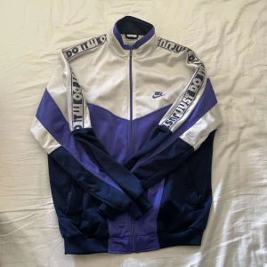 Vintage Nike fleece jacka - Säljer då jag ska köpa köpa snus asap!!! Men den är riktigt fet och sitter perfekt.