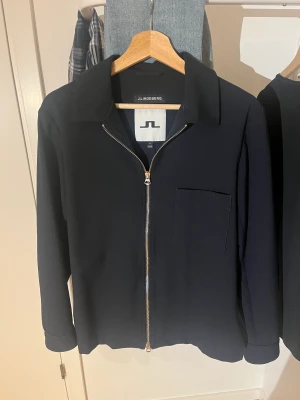 J.Lindeberg Overshirt  - Säljer denna Overshirt från J.Lindberg i storlek S (tts). är i väldigt bra skick. Hör av er ifall ni har frågor 