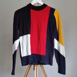 Blockfärgad tröja - Stickad tröja men block mönster. Har tyvärr blivit hängandes.