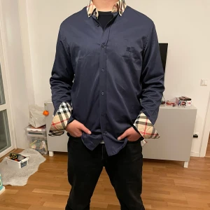 Burberry Skjorta - Burberry Skjorta i storlek L men passar i M 9/10 skick. Original pris 4700kr  Mitt pris 999kr - kan gå ner i snappades 