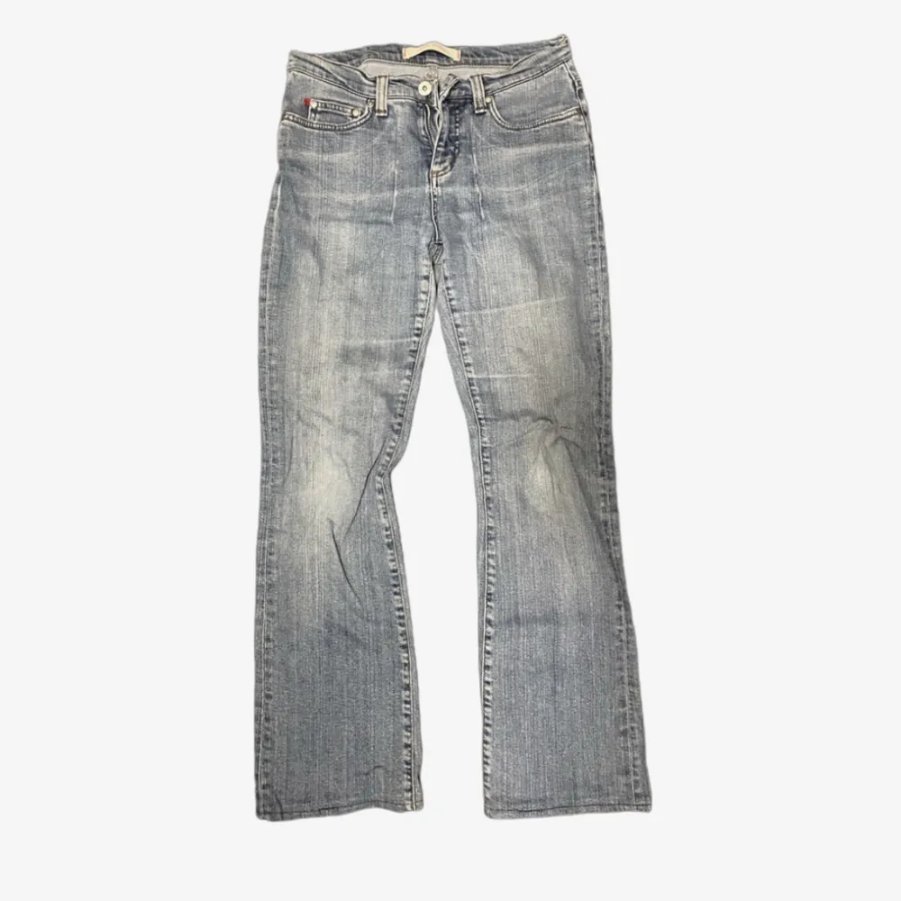 Dessa jeans skriker early 00s, de är låg midja från vero moda 🥰🥰 finns ingen storleks tag men de passar nog S/36 . Jeans & Byxor.