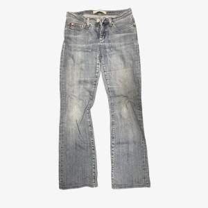Dessa jeans skriker early 00s, de är låg midja från vero moda 🥰🥰 finns ingen storleks tag men de passar nog S/36 