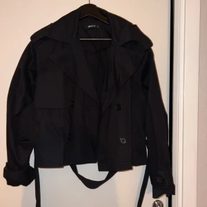 cropped trench coat - cropped trench coat från Gina Tricot. Enbart testat jackan, nypris 699.95kr  Kan mötas upp i Stockholm.