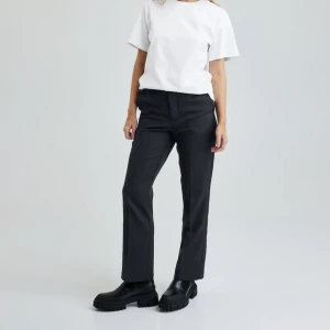 Kostymbyxor  - Säljer dessa svarta kostymbyxor från bikbok då de inte kommer till användning längre. Storlek 34 (petite), bra längd på mig som är 1,62. Går precis ner till fötterna. 