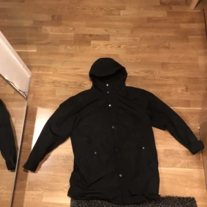 Polar skate co regn jacka - Lite lång men det är meningen, skick 10/10, det är fleece material i insida av jackan så den är varm i insidan och jätte skön, bra för vintern, kommer inte ihåg vad det kostade, kom med bra bud under 1500, skriv för mer bilder 