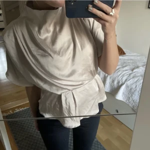 topp/blus - !BILD 1 = LÅNAD BILD!  Så fin blus/topp i satin använd 2-3 gånger strl M , vill man ha den tajtare i midjan kan man enkelt sätta en säkerhetsnål i ryggen utan att de ser anorlunda ut baktill !! 🧸🧸Frön h&m men tyvärr slutsåld🥰