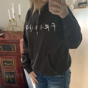 Hoodie - Varm hoodie med friends tryck. Använd men i väldigt bra skick, inga hål eller fläckar. Den är väldigt mörkblå, nästan svart. Säljer eftersom den inte kommer till användning.💕