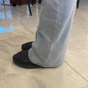 Uggs liknande skor - Säljer dessa jätte sköna och fina vinterskor. Köpta i slutet av förra vintern på zalando för 500kr. Skorna är fodrade och vattentäta. Dom är en storlek 36 men passar även 37. Kan skickas omgående. Pris kan diskuteras.