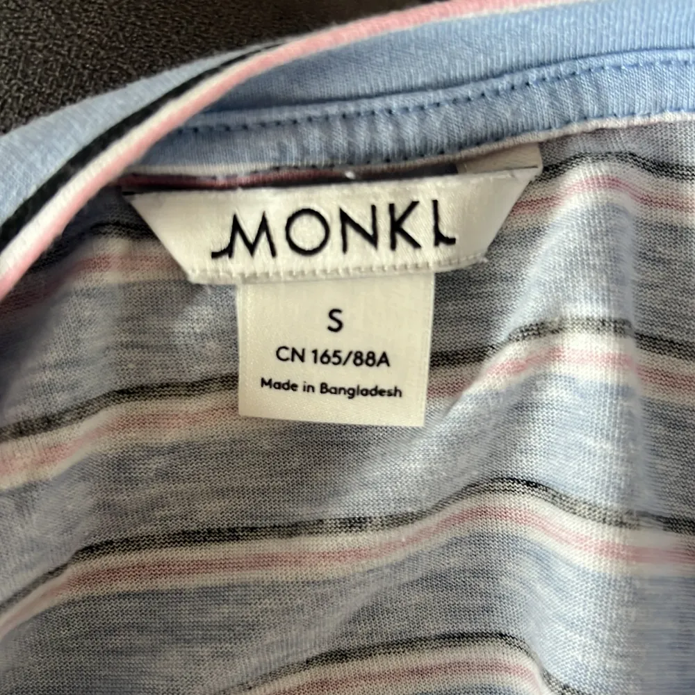 Jättefin tröja från monki som är lite kroppad. Säljer den då jag inte använder den. . Toppar.