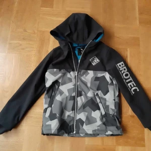 Softshell jacka - Nyskick. Storlek 140/146. 