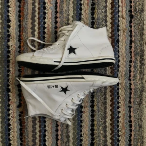 One star converse - Coola ont stat converse som jag verkligen önskar passade mig. De är i storlek 36. De har ganska hög knytning och påminner lite om bowlingskor i formen!