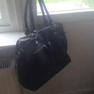 Snygg väska med flera fack