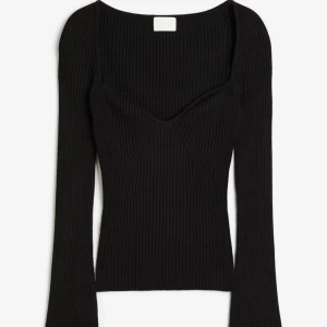 Tröja från hm - Säljer en superfin tröja från HM. Använder den inte för att jag inte tycker den passar mig, därav säljer jag nu den💓 Strl S. Nypris 199 kr.