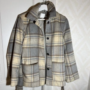 Rutig kappa från H&M - Sparsamt använd kappa från H&M strl XS  🩷🩷