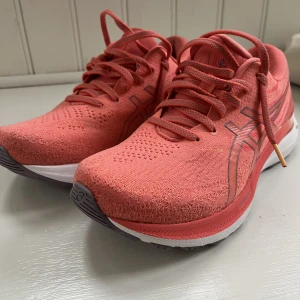 Löparsko  - Asics gel Kayano 29 i mycket fint skick. Inköpta i juni -23, mycket sparsamt använda p.g.a. för liten storlek.