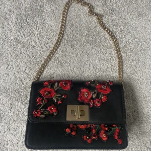 Väska - Fin väska från Mango, inköpt för ett par år sedan så finns inte längre i butik🌟 men inga defekter, i fint skick🙌