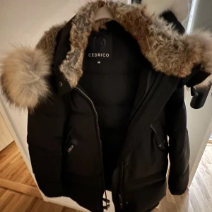 Cerdico jacka!  - Använd en vinter. Bra skick!! Nypris:8000kr. Pris går att diskuteras. Äkta päls, köpt på johnells. 