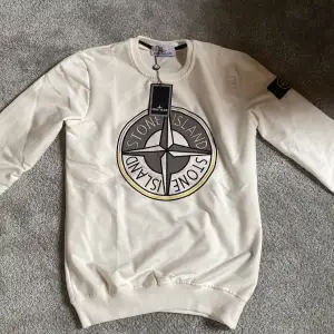 En oanvänd stone island tröja 