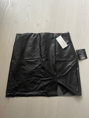 Skinnkjol - Skinnkjol i lite tunnare material från Nelly! Aldrig använd med prislapparna kvar.