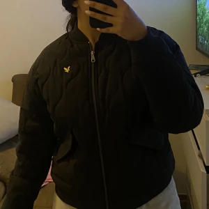 LYLE & SCOTT JACKA  - säljer denna LYLE&SCOTT jacka den kommer inte till någon användning i storlek M. Slutsåld överallt☺️ 