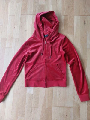 Juicy Couture tröja - Nyskick använd ca 3ggr, säljer pga att det inte riktigt är min stil💞 Tröjan är i en väldigt fin röd färg💕 Nypris: ca 1200kr Pris kan diskuteras💓💓