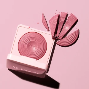 Caia blush - Säljer min caia blush i färgen rasberry passion då jag redan har samma  fast i en annnan färg som jag tycker passar bättre på mig, den är provat en gång med en ren borste, den ser helt ut som ny och är fräch, 🩷original pris 265kr