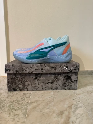 PUMA Rise Nitro 44.5 - Basketskor endast använda 2ggr, säljs pga fel storlek. Nypris 1500kr