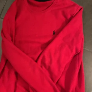Ralph Lauren - Säljer denna raffe tröjan. Skicket är suveränt pga att den är använd 2-3 gånger. Allmänt väldigt Grisch tröja. Nypris ca 1,4  