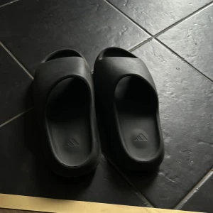 yeezy slides  - tänker sälja mina yezzy slides direkt från addifa confirmds app😃