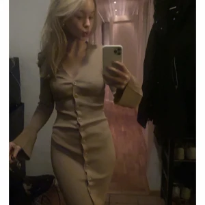 ADOORE beige klänning  - En beige klänning från adoore   Använd ett par fåtal gånger, som ny