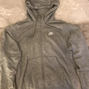 Nike ziphoodie  - Nike ziphoodie i bra skick! kommer ej till användning 