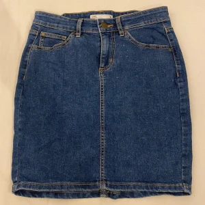 Jeanskjol från Cubus - Mörkblå jeanskjol från Cubus i storlek S. Använd några gånger men finns inga tecken på användning. Säljer pga att den inte kommer till användning 