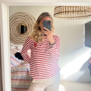 Comme des garçons play tröja  - Randig tröja från comme des garçons play. Väldigt fint skick då den är använd fåtal gånger. Storlek M men passar mig som är en xs