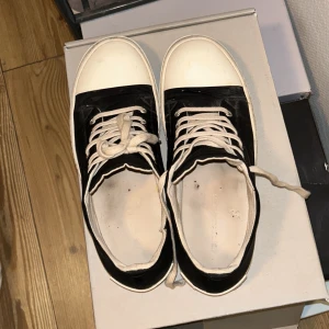 Rick owens - 8/10 behöver tvättas bara!! Köpt för 6800kr  Bud : 3500kr  Buy now : 4500kr boxen följer med 