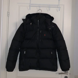 Ralph Lauren jacka - Säljer nu min Ralph Lauren jacka då den har blivit för liten för mig. Väldigt bra skick, men den har en liten skada på högra armen (bild 3). Storlek 14-16 år (passar runt 165). Tveka inte på att höra av dig för mer info!