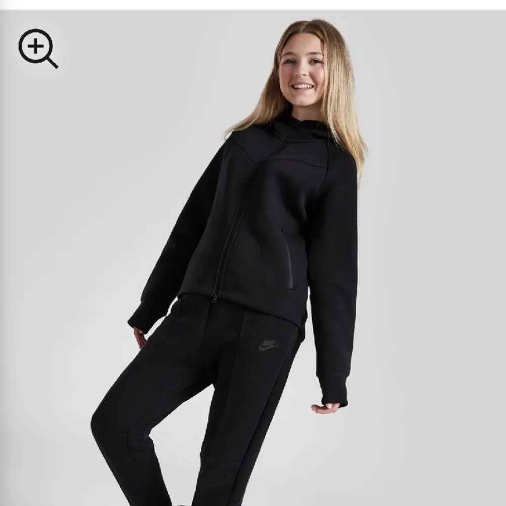 Säljer Nike tech set ett svart och ett grått helt nya är för stora för mig. Övrigt.