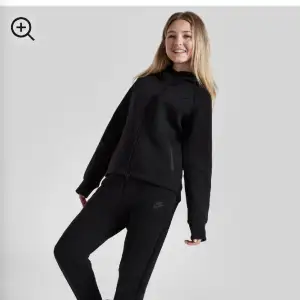 Säljer Nike tech set ett svart och ett grått helt nya är för stora för mig